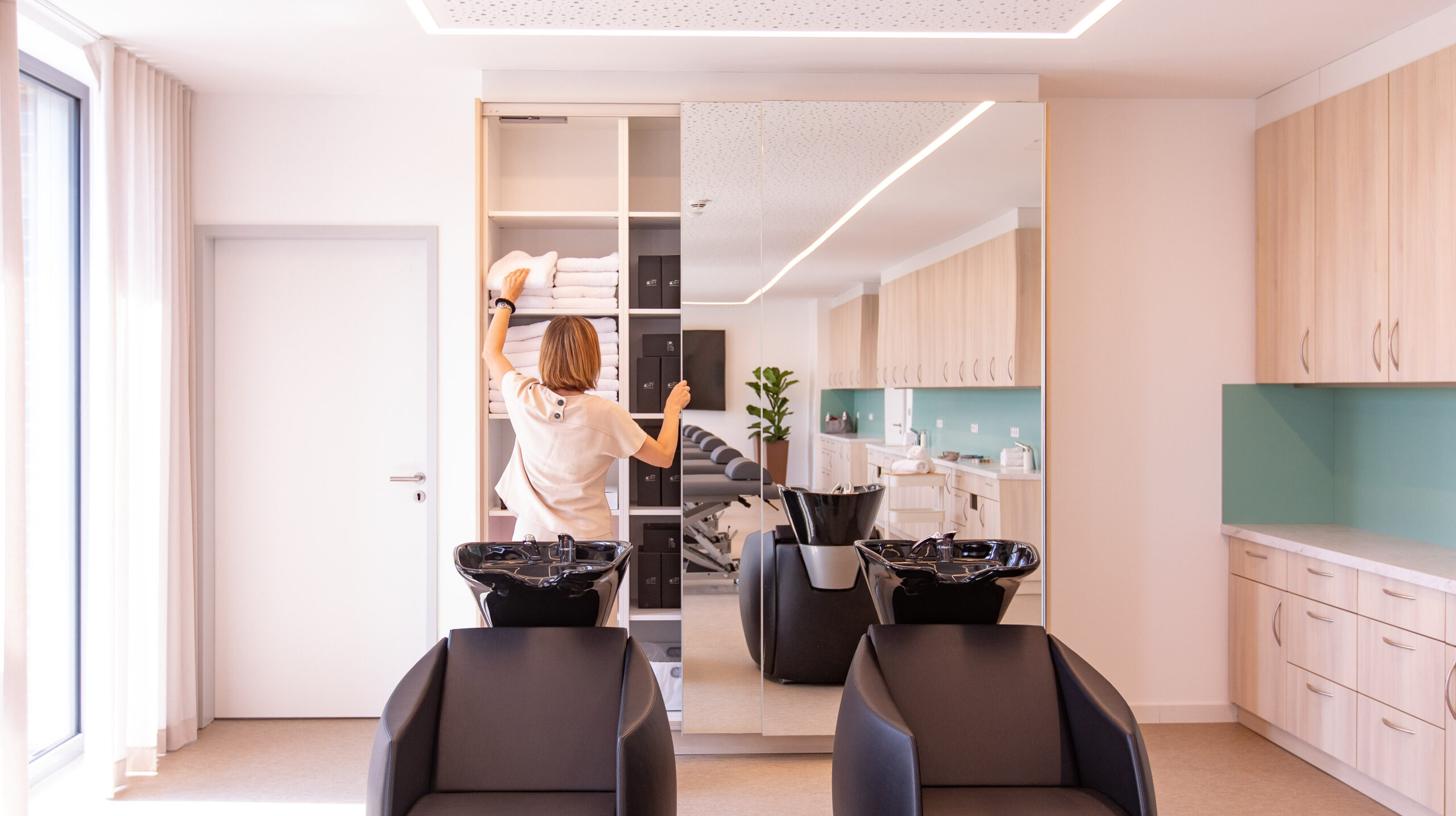 Jentschura Institut Friseurstühle