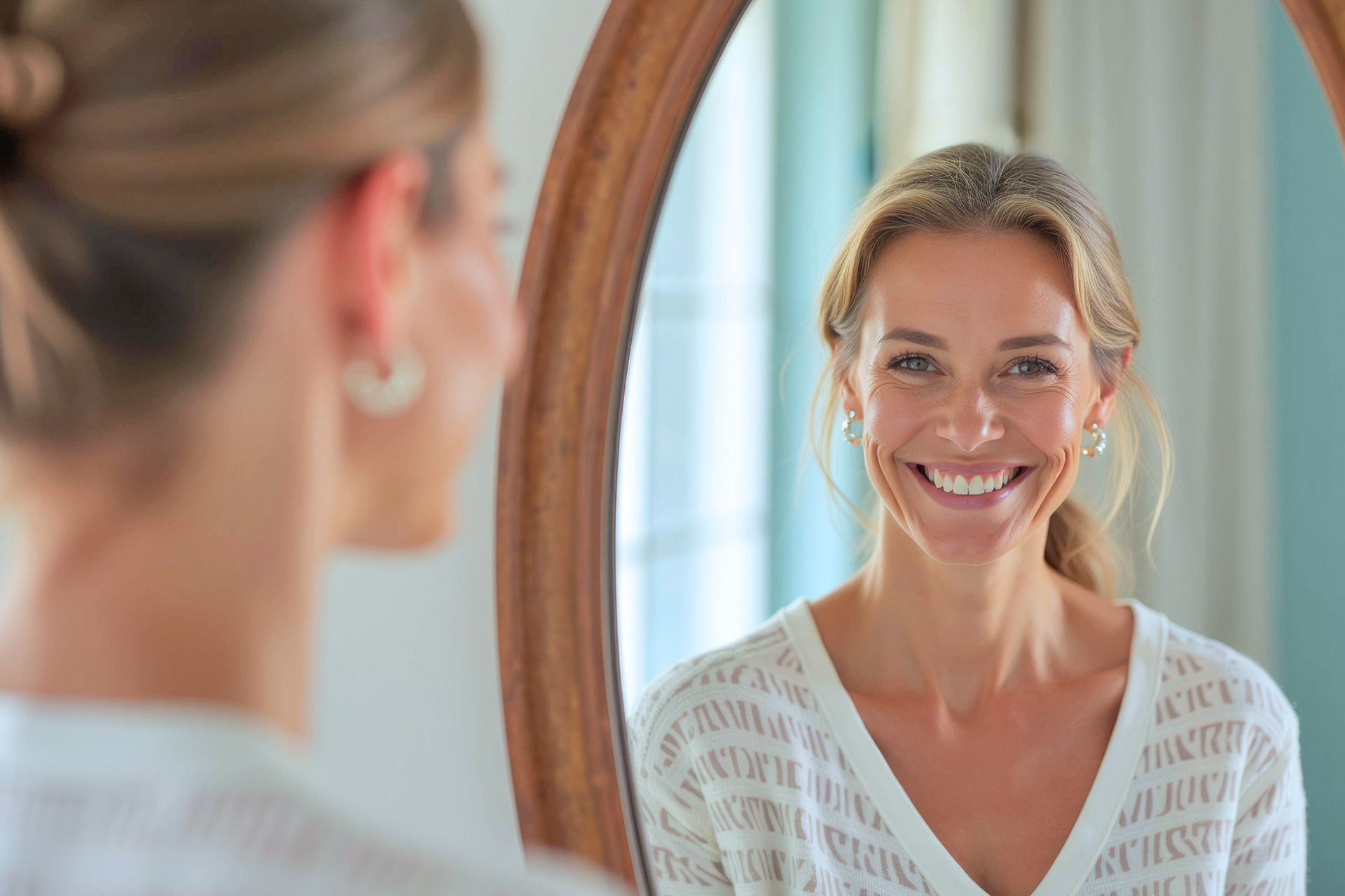 No_Make-up_Frau_lächelt_Spiegelbild_an_AS_1153550548_klein